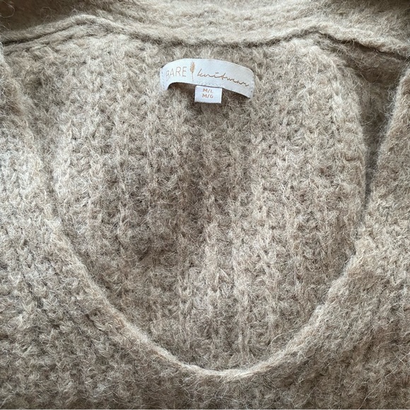 Bare Knitwear Layer V Sweater in Sand, size M/L - Picture 8 of 9